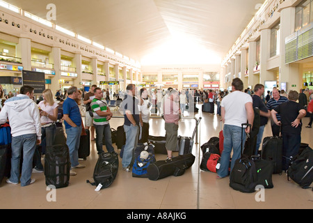 Menschen in der Schlange beim Check-in Schalter im Abflugterminal am Flughafen Malaga Spanien Stockfoto