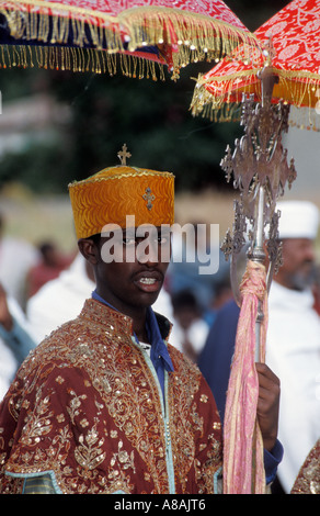 Kirche der junge hält ein Kreuz, Meskel Zeremonie, Axum, Äthiopien Stockfoto