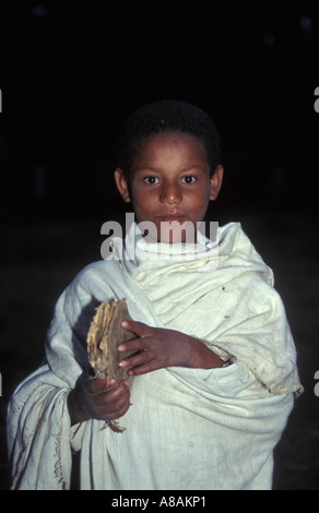 Junge mit einer Bibel in einer Messe am frühen Morgen Bahir Dar, Äthiopien Stockfoto