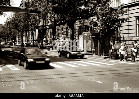 Autos fahren über einer belebten Kreuzung in der Innenstadt von Zagreb Kroatien Stockfoto