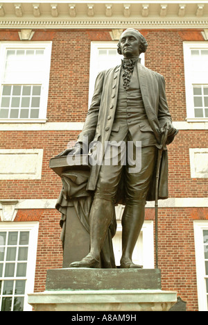 Eine Statue von General George Washington außerhalb Unabhängigkeit Hall Philadelphia PA Stockfoto