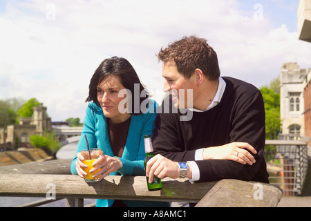 Junge Paare, die haben mittags trinken im riverside Café Restaurant in York City Centre UK Stockfoto