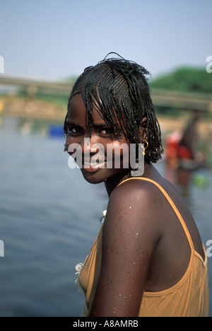 Mädchen waschen im Fluss Baro Gambella, Äthiopien Stockfoto