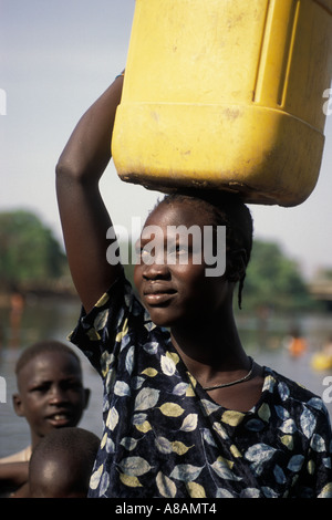 Frau sammeln Wasser vom Fluss Baro Gambella, Äthiopien Stockfoto