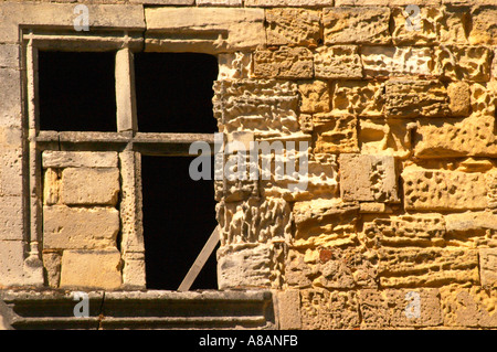 Ein schwarzes leeres Fenster in ein Haus mit einer alten Steinmauer in das mittelalterliche Dorf Saint Emilion, Bordeaux herunterfallen Stockfoto