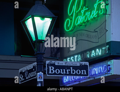 BOURBON STREET Sign post mit STRAßENLATERNE im französischen Viertel NEW ORLEANS LOUISIANA Stockfoto