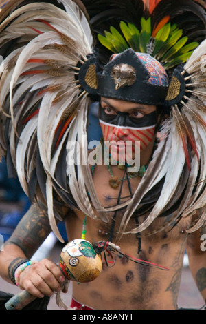 Eine AZTEKISCHE Tänzer gekleidet wie ein Krieger mit Schild und Kopfschmuck Rassel während des CERVANTINO FESTIVAL GUANAJUATO Mexiko Stockfoto