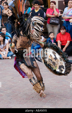 Eine AZTEKISCHE Tänzer gekleidet wie ein Krieger mit Schild und Kopfschmuck Rassel während des CERVANTINO FESTIVAL GUANAJUATO Mexiko Stockfoto