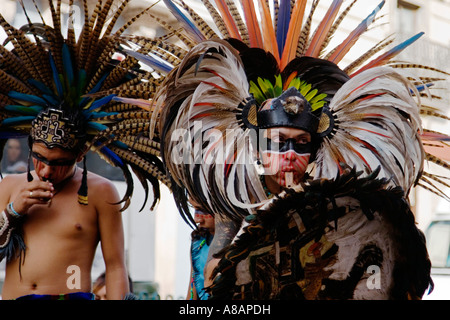 AZTEKISCHE Tänzer führt in ein traditionellen Krieger gefiederten Kostüm während des CERVANTINO FESTIVAL GUANAJUATO Mexiko Stockfoto