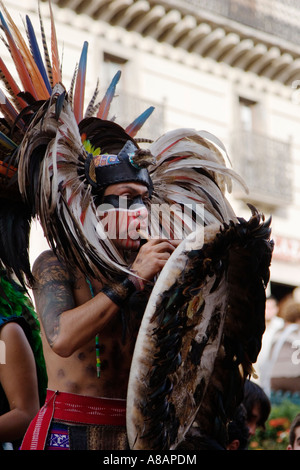 Eine AZTEKISCHE Tänzer führt in ein traditionellen Krieger gefiederten Kostüm während des CERVANTINO FESTIVAL GUANAJUATO Mexiko Stockfoto