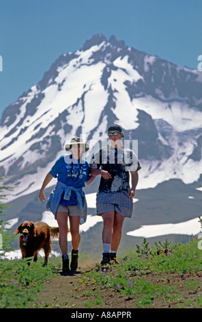 Zwei Wanderer und ihre Irish Red Setter-Wanderung im Oregon Cascades drei Schwestern Wildnisgebiet Stockfoto