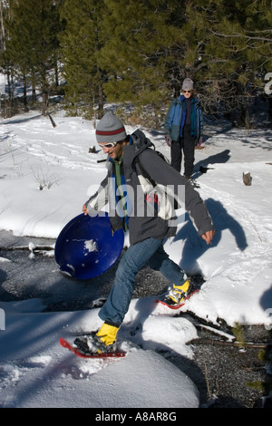 Schnee sollte überqueren einen gefrorenen Bach im Deschutes National Forest in der Nähe von drei BÄCHEN LAKE ROAD Schwestern OREGON Herr Stockfoto