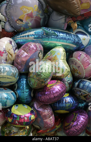 Verkauft von Straßenhändlern in der Straße von Oaxaca Mexico Luftballons Stockfoto