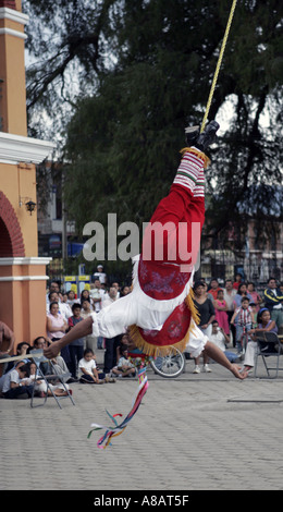 Los Voladores de Papantla eine Gruppe traditionelle mexikanische, indische Zeremonien während eines Auftritts in Tule Mexiko durchführen Stockfoto