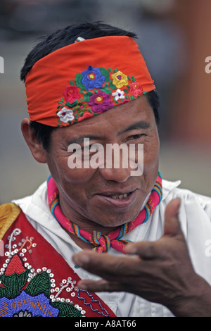 Ein Mitglied der Los Voladores de Papantla eine Gruppe traditionelle mexikanische, indische Zeremonien in Tule Mexiko durchführen Stockfoto