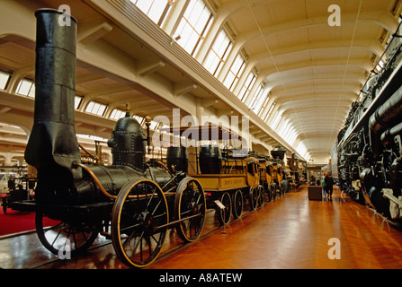 ALTE Eisenbahn-Dampfmaschine und Zug im HENRY FORD MUSEUM DEARBORN MICHIGAN Stockfoto