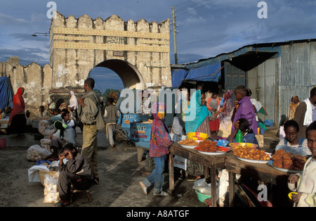 Shoa-Tor ist eines der 5 Eingänge in der ummauerten Stadt Harar, Äthiopien Stockfoto