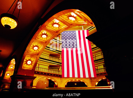 Eine amerikanische Flagge hängt im Inneren das BROWN PALACE HOTEL DENVER COLORADO Stockfoto