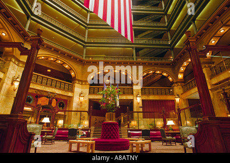 Eine amerikanische Flagge hängt im Inneren das BROWN PALACE HOTEL DENVER COLORADO Stockfoto