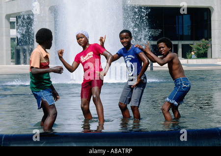 Schwarze Kinder spielen in einem Brunnen in der Sommerhitze MEMPHIS TENNESSEE Stockfoto