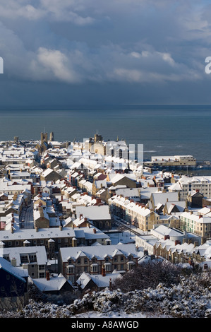 Gesamtansicht von Aberystwyth Ceredigion im Schnee März 2006; Dächer in Schnee bedeckt, Cardigan Bay im Hintergrund Stockfoto