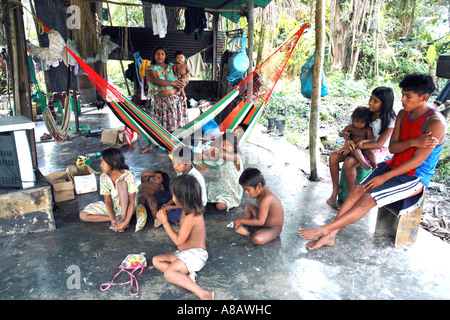 Eine indische Familie der Warao in Venezuela Orinoco Fluss-Delta versammelten sich in ihren Opensided nach Hause zum Fernsehen Stockfoto