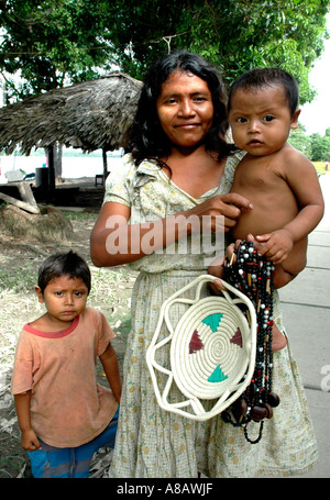 Warao Frau mit ihren Kindern in Venezuela Orinoco Fluss-delta Stockfoto