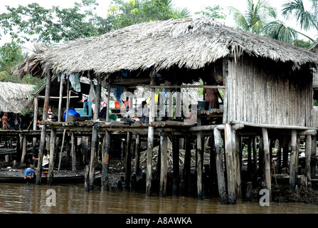 Ein Opensided Palafito, ein Holzhaus auf Stelzen, ist Heimat für eine indische Familie der Warao in Venezuela Orinoco Fluss-Delta Stockfoto