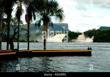 Set gegen ein Tepui, vier mächtige Wasserfälle, mit mehr hinter, Tauchen Sie ein in Canaima Lagune in Venezuela die Gran Sabana Stockfoto