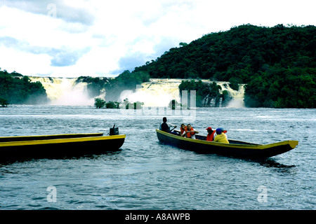 Set gegen ein Tepui, vier mächtige Wasserfälle, mit mehr hinter, Tauchen Sie ein in Canaima Lagune in Venezuela die Gran Sabana Stockfoto