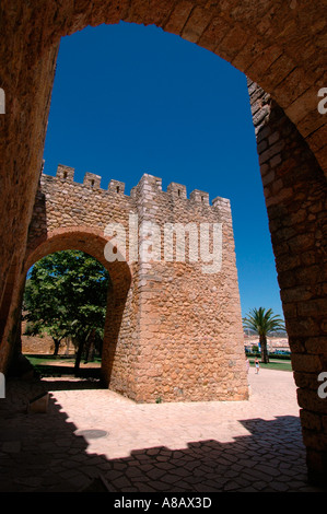 Die massiven Stadtmauer rund um die Altstadt von Lagos in Algarve, die südlichste Region Portugals Stockfoto