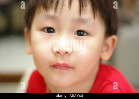 5 Jahre alten chinesischen Asian Boy trägt ein rotes t-shirt Stockfoto