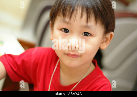 5 Jahre alten chinesischen Asian Boy trägt ein rotes t-shirt Stockfoto