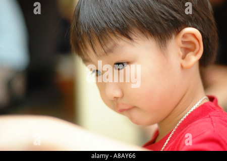 5 Jahre alten chinesischen Asian Boy trägt ein rotes t-shirt Stockfoto