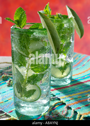 Zwei große Gläser kubanischen Mojito cocktail redaktionelle Essen Stockfoto