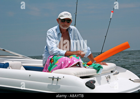 froh, dass moderne senior woman mit Angelrute auf dem neuen Boot im Ruhestand Stockfoto