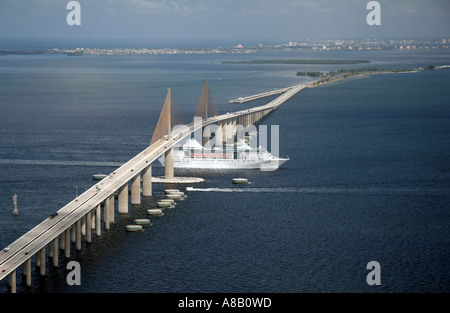 Kreuzfahrt Schiff in Tampa Bay unter Sunshine Skyway Bridge, Flotida Stockfoto
