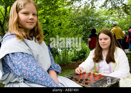 Kinder spielen Dame Naper Dorf Abwicklungstage Museum Bürgerkrieg-Naperville, IL USA-Pionier Stockfoto