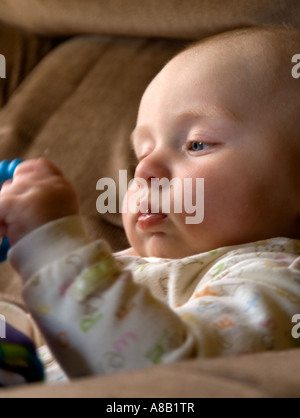 Babymädchen lernt Hand-Auge-Koordination Stockfoto