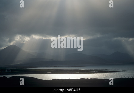 Sonnenstrahlen über den Cullins, Broadford Bay, Isle Of Skye, Schottland Stockfoto