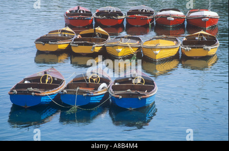 Drei Linien der bunten festgemachten Booten, Looe Hafen, Looe, Cornwall, England, UK Stockfoto