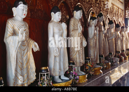 MALAYSIA Penang Georgetown Line stehender Buddha Figuren mit erhobener Hand um das Böse abzuwehren. Stockfoto