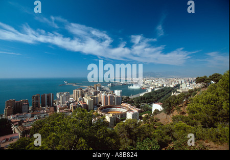 Mit Blick auf die Stadt von der Castillo de Gibralfaro zeigt den Hafen und die Stierkampfarena, Malaga, Andalusien, Spanien Stockfoto