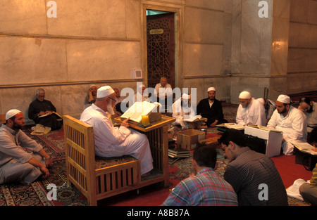 Die Muslime den Koran in der Umayyaden-Moschee, Damaskus, Syrien zu lesen. Stockfoto