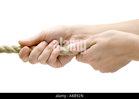 Weibliche Hände ziehen ein Seil isoliert auf weißem Hintergrund Stockfoto