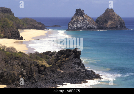 Brasilien-Fernando de Noronha Praia do Quixaba und Ilha Dois Irmãos Stockfoto