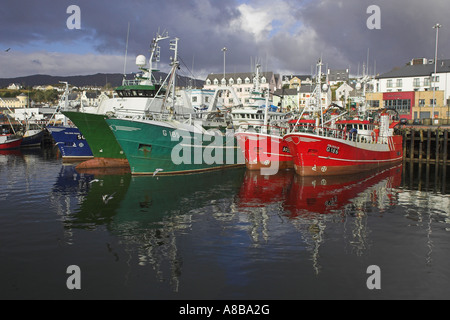 Bunt, Fischtrawler in Killybegs, Co. Donegal, Irland, Februar Stockfoto