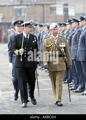 Seine Majestät, König Charles III, inspiziert Offiziere der RAF Shawbury, der Hubschrauber-Flugschule Stockfoto