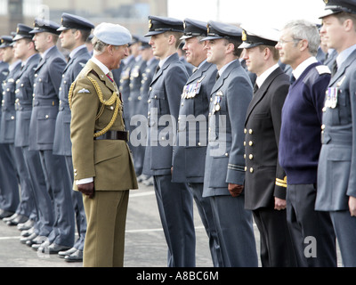 Seine Majestät, König Charles III, inspiziert Offiziere der RAF Shawbury, der Hubschrauber-Flugschule Stockfoto