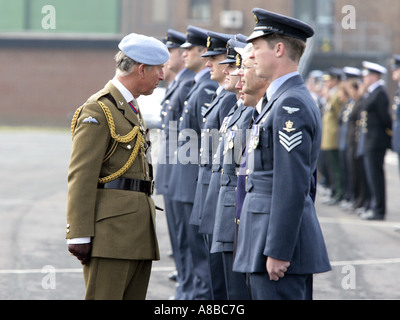 Seine Majestät, König Charles III, inspiziert Offiziere der RAF Shawbury, der Hubschrauber-Flugschule Stockfoto